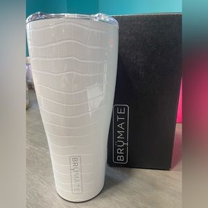 Brand new never used brumate 32 oz Nav pearl croc Tia booth collaboration